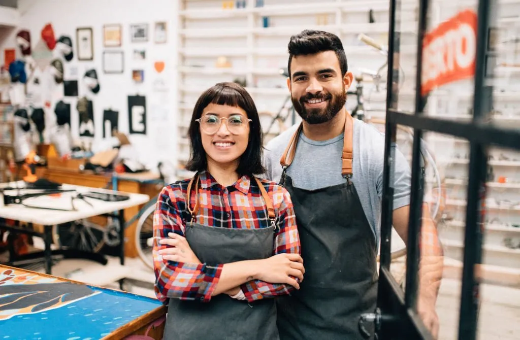 PAREJA DE EMPRENDEDORES REALIZANDO ANÁLISIS DE VIABILIDAD DE UNA EMPRESA