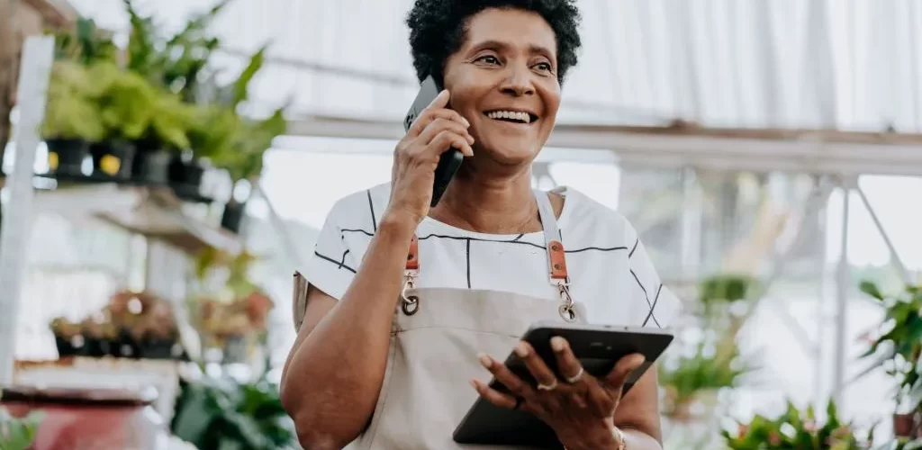 Emprendedora florista tomando decisiones estratégicas con ayuda de una agencia de viabilidad de una empresa en querétaro